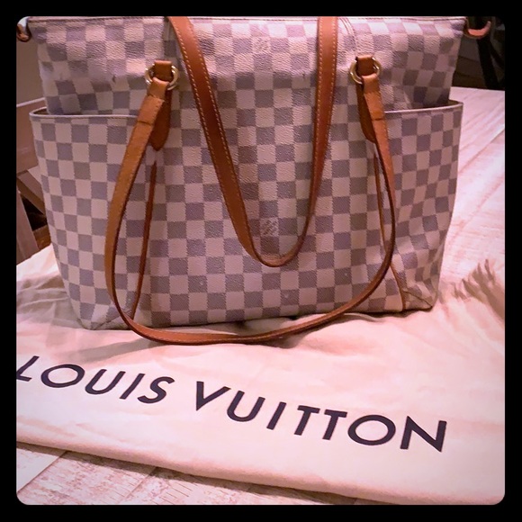 Louis Vuitton Handbags - Louis Vuitton white tote
